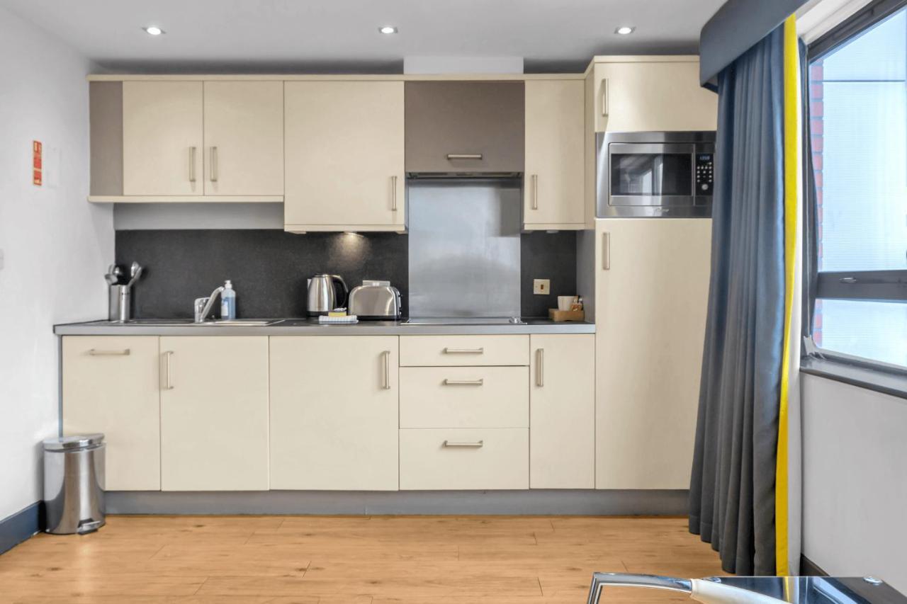 Roomzzz Leeds City West Bagian luar foto