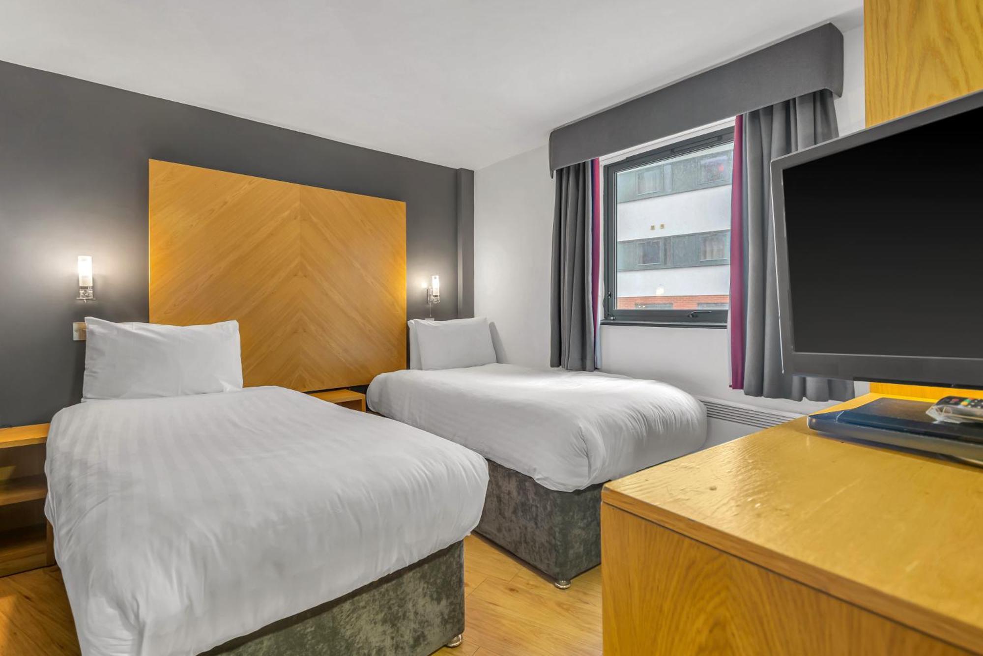 Roomzzz Leeds City West Bagian luar foto
