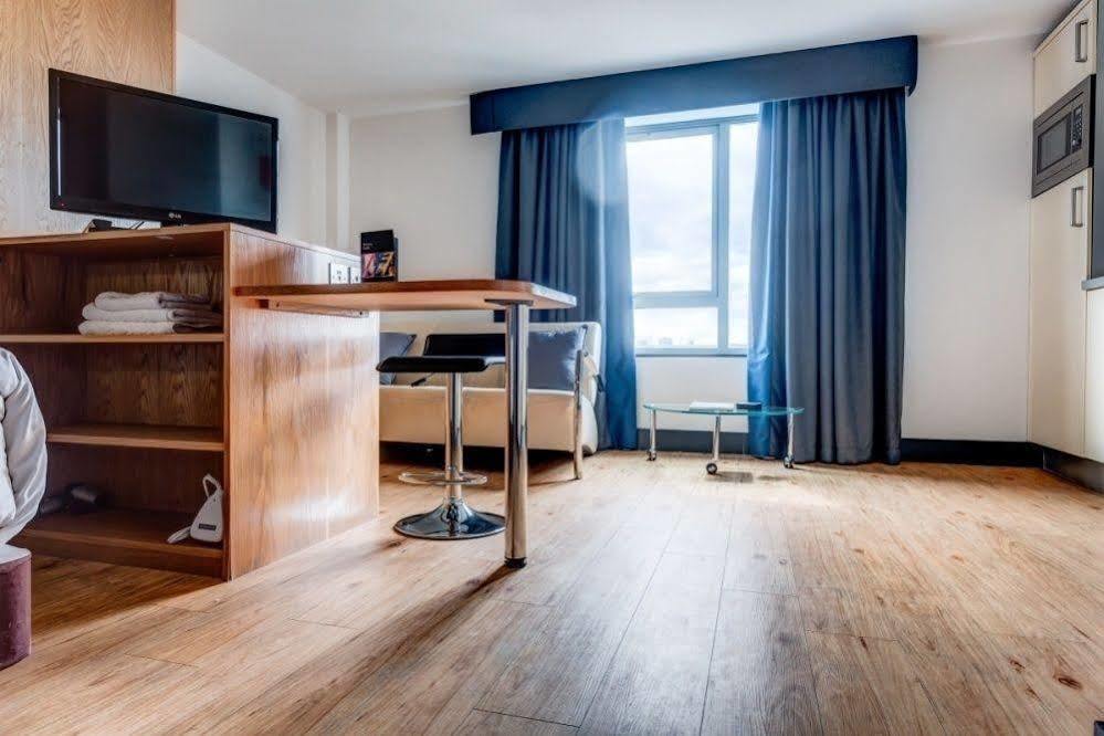 Roomzzz Leeds City West Bagian luar foto